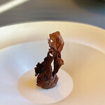 プレゼンテ スギ - 音と香り トレビス・蕗の薹・ガトーショコラ。蕗の薹の香りが素晴らしいチョコレートです。