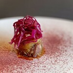 プレゼンテ スギ - キョンの温製タルタル お好み焼き風 ヒバオイルのマヨネーズ 発酵紫キャベツ・紫キャベツパウダー。