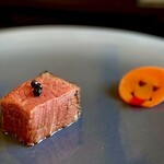 プレゼンテ スギ - High & Low ステーキ 蜂蜜・こおろぎ醤油・山崎12年・発酵ブルーベリー漬け。高級ウイスキー山崎12年で香り付けしたもの。笑顔の人参にもほっこり♥