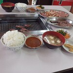 Riki Shokudo - 五種拼盤午餐與肋條午餐