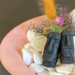 プレゼンテ スギ - 食べられなさそうで食べられる。イノシシとアライグマのラードで作られたフィナンシェ。