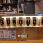 元祖油堂 溝の口店 - スープのポットとスパイス類