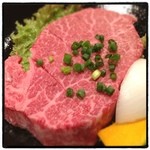 牛新 - 東海店限定の特上ヒレどまんなか。シャトーブリアンですね。非常に肌理細やかで、柔らかく、ジューシーで、表面をカリッと、中をトロッと焼き上げたところ、最高の食感と旨味を味わえました