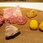 トムクリオーザ - ロースハム、サラミ、無花果ジャム、インカの目覚めの揚げニョッキ、