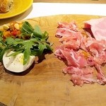 トムクリオーザ - 幻ネロパルマの生ハム、カポナータ、水牛のモッツァレラ