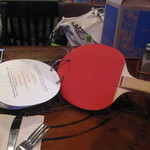 Bubba Gump Shrimp Co. - 卓球のラケットに書かれたメニュー