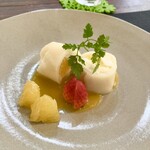 パスト エ カフェ 幸庵 - ●ドルチェ
      酒粕を使ったムースを白玉生地で包んだクレープ
      みかんのソース
