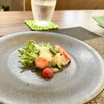 パスト エ カフェ 幸庵 - ●前菜1
      ホタテ小柱のカルパッチョ風（タルタル）
      白バルサミコソース・イチゴ・こごみを添えて