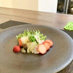 パスト エ カフェ 幸庵 - ●前菜1
      ホタテ小柱のカルパッチョ風（タルタル）
      白バルサミコソース・イチゴ・こごみを添えて