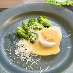パスト エ カフェ 幸庵 - ●前菜2
      玉子とアスパラガスとブロッコリーの温サラダ
      アスパラガスの出汁ロースト
      自家製マヨネーズ