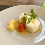 パスト エ カフェ 幸庵 - ●ドルチェ
      酒粕を使ったムースを白玉生地で包んだクレープ
      みかんのソース