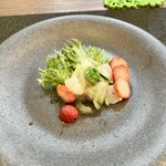 パスト エ カフェ 幸庵 - ●前菜1
      ホタテ小柱のカルパッチョ風（タルタル）
      白バルサミコソース・イチゴ・こごみを添えて