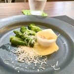 パスト エ カフェ 幸庵 - ●前菜2
      玉子とアスパラガスとブロッコリーの温サラダ
      アスパラガスの出汁ロースト
      自家製マヨネーズ