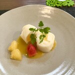 パスト エ カフェ 幸庵 - ●ドルチェ
      酒粕を使ったムースを白玉生地で包んだクレープ
      みかんのソース