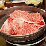 牛銀本店 - 鉄鍋が温まる前にリブロース四枚を並べます。焦がさないコツです