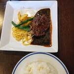 カサン - 娘はデミハンバーグセット900円✨手作り感溢れる合挽のハンバーグにたっぷりデミソース♡ 