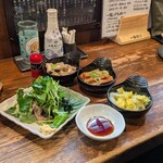 日本橋ばんばん - アジのたたき。とても新鮮で三つ葉たっぷり！浅漬け.メンマ.ガツポン酢