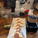 日本橋ばんばん - 塩辛いので前半にいただくのがマスト。花型のサラミ可愛い♡