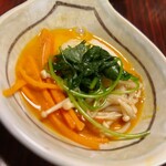 牛銀本店 - 二枚目を焼く前に野菜を炒めます