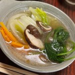 牛銀本店 - 汐ちり後の野菜スープです。昆布出汁を加えた白出汁と細挽き白胡椒でいただきます。油滴は特産松阪牛の脂、\(//∇//)\