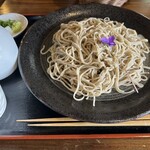 手打ち蕎麦 天晴 - 春の花がアクセント