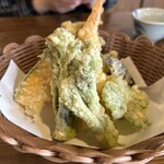 手打ち蕎麦 天晴 - 天ぷらは春の食材が含まれていました