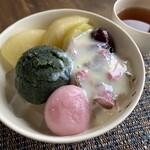 あんみつ わたなべ - コンデンスミルクをかけます