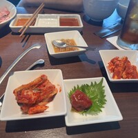 天空焼肉 星遊山 - 左からキムチ、キムチ梅、キムチーズ