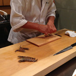 まねき鮨  - 「車海老」酢で〆て臭みと滑りをとる