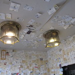 鶴商文庫 - 玄関の壁や天井は名刺だらけでした