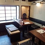 Hakata Motsunabe Maedaya - 左には個室風のテーブル席