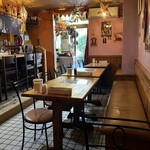 スーラジ - 店内はかなり暗めで穴グラにでも入ったかのような独特のムードがあります