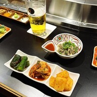 赤身焼肉 かるびあーの 新橋店 - 自家製キムチ盛合せ　センマイの生刺し