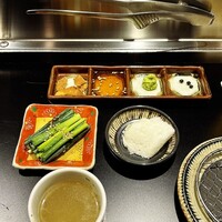 赤身焼肉 かるびあーの 新橋店 - お通し（パンチャンネギ　牛骨スープ）　薬味（白いのは泡塩）