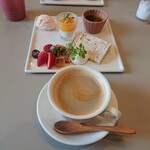 カフェ　ランプ - 食後、コーヒーを飲みながらデザートは優雅な気分