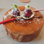 カフェ　ランプ - お楽しみ二品のひとつ。イチゴが焼かれチーズが乗った様な料理