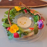 カフェ　ランプ - 房総野菜のバーニャカウダ　花も食べられます(〃∇〃)