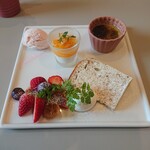 カフェ　ランプ - デザート。色々楽しめて楽しい上にどれも美味しい(〃∇〃)　シフォンケーキは飲めるんじゃねぇの？ってくらいフワフワでした