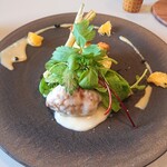 カフェ　ランプ - かずさ和牛のハンバーグ。後ろにはタケノコやブロッコリーをはじめとして何種類かの野菜の素揚げ的なのが乗ってました