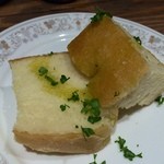 OSTERIA RAKUTEN - 自家製のフォカッチャ。オリーブオイルの香りが非常に活きたフォカッチャ。美味です！！