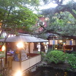 Toufuya Ukai - 入口から入ってすぐの庭園の様子。　すっかりお祭りです♪