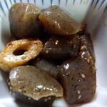 とん八 - こんにゃくのピリ辛炒め煮 400円(税込)(2025年4月10日撮影)