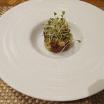 アル・ケッチァーノ  - マグロとアボカドのタルタル　アボカドのまろやかさとマグロの旨味と肉々しさ、カイワレ大根の辛味とさわやかさが素晴らしいバランスでした。
