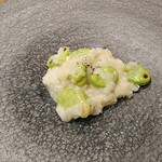 アル・ケッチァーノ  - 空豆のチーズリゾット　空豆の甘味と苦みを生かすチーズの適度な酸味と脂感が非常に良かったです。