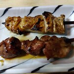 とん八 - シロ 110円(税込)＋カシラ 110円(税込)(2025年4月4日撮影)