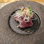 アル・ケッチァーノ  - カツオのバルサミコソース　パクチーとバルサミコ酢の相性の良さを勉強させてもらった一品だったが、本日はカツオが強すぎたかな。。