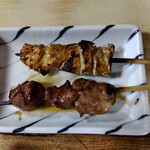 とん八 - シロ 110円(税込)＋カシラ 110円(税込)(2025年4月4日撮影)