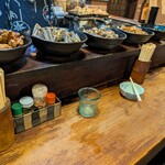 扇八 - カウンター    大皿の手作りおばんざい