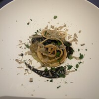 ペッシェ・ロッソ - 鮭のムニエル　新玉ねぎのソース