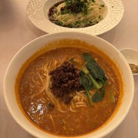 赤坂 四川飯店 - この店のオリジナル汁あり担々麺。日本中に広まっていますね。奥が原型の汁無し